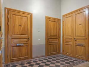 Tammipintaiset peilikoriste porrastaso-ovet