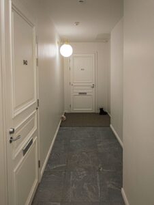 Maalatut peilikoriste porrastaso-ovet