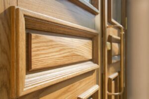 Yksityiskohta tammipintaisen ulko-oven ovipeilistä