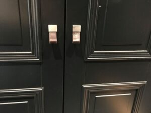 Yksityiskohta vaatehuoneen ovesta