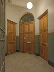 Tammipintaiset peilikoriste porrastaso-ovet ja kaariyläikkunat