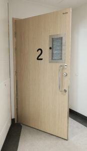 Sairaalan potilashuoneen ovi, laitosovi, laminaattiovi, palo-ovi, tyyppihyväksytty laitosovi