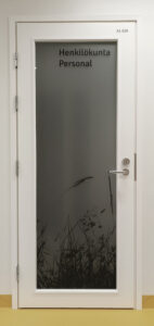 Laitosovi sairaalaympäristössä lasiovi