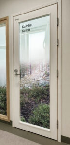 Laitosovi sairaalaympäristössä lasiovi